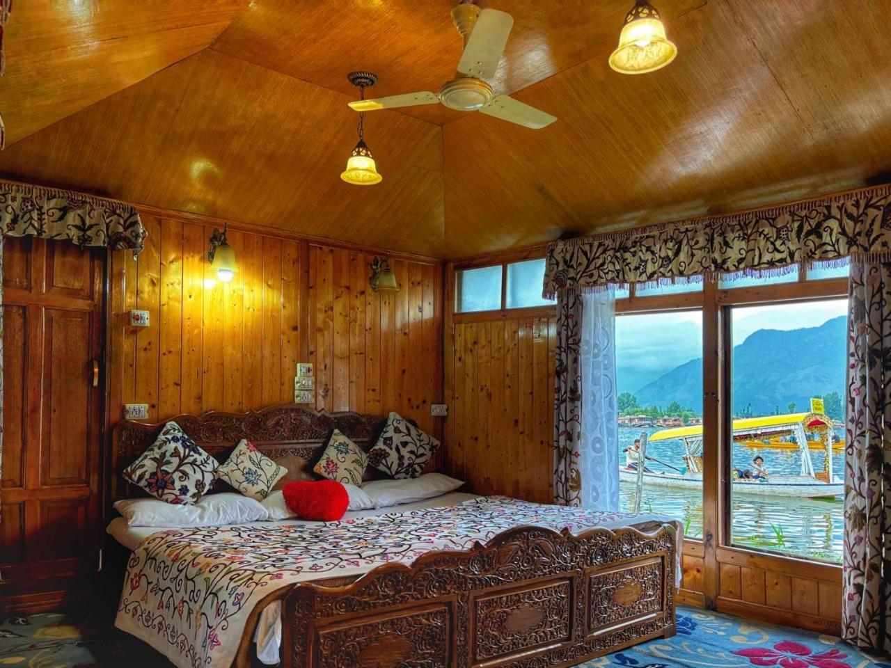 White House Group Of Houseboats Hotel Srīnagar Exterior foto