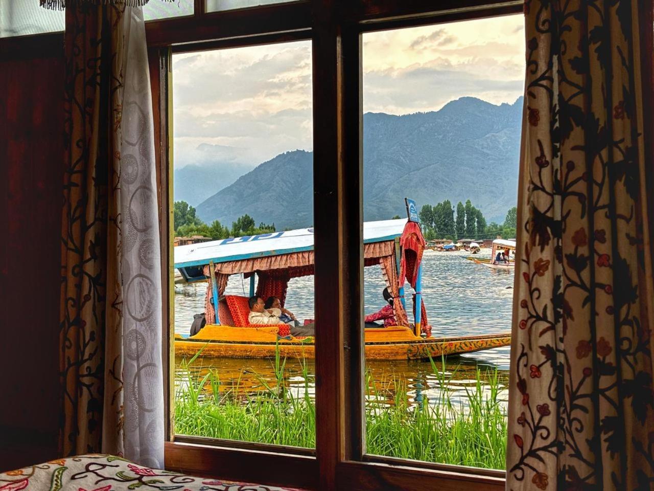 White House Group Of Houseboats Hotel Srīnagar Exterior foto