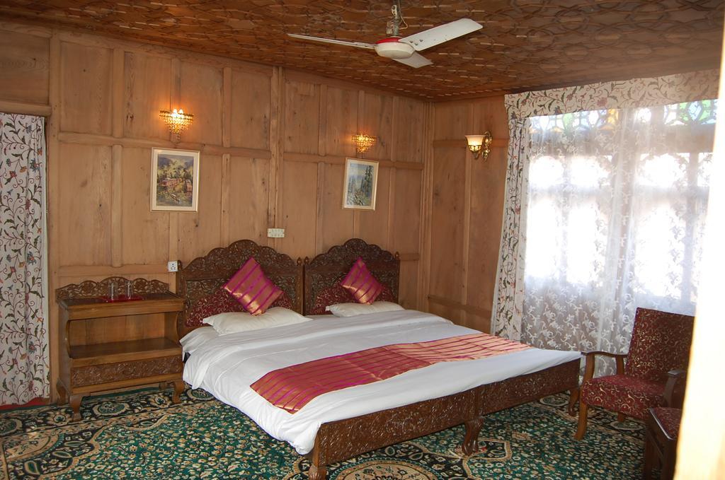 White House Group Of Houseboats Hotel Srīnagar Exterior foto